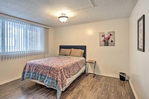 - une chambre avec un lit et une fenêtre dans l'établissement Convenient Inglewood Condo 1 Mile to SoFi!, à Inglewood