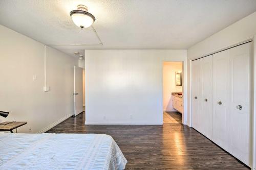 Ένα ή περισσότερα κρεβάτια σε δωμάτιο στο Convenient Inglewood Condo 1 Mile to SoFi!