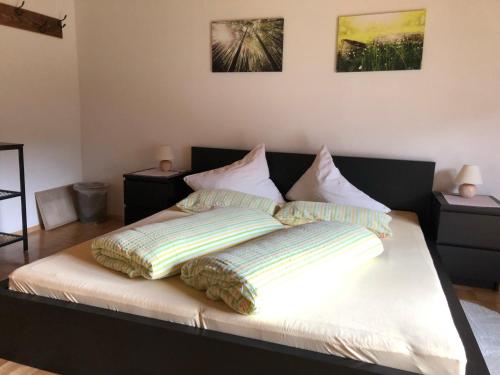 Egglmeiers Doppelzimmer في غروندلسي: سرير عليه وسادتين في غرفة