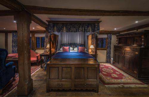 um quarto com uma cama king-size num quarto em Long Crendon Manor B&B em Long Crendon