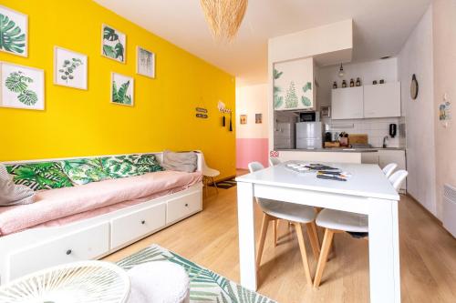 un salon avec un canapé et une table dans l'établissement Evasion Centre-ville 2 à 8 personnes, à Clermont-Ferrand