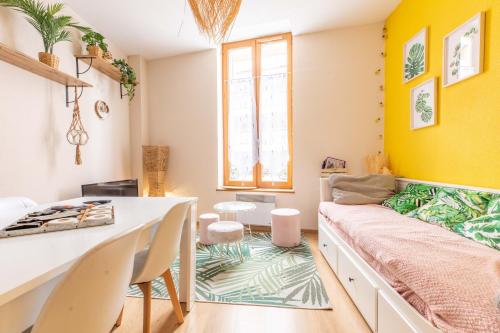 - un salon avec des murs jaunes et un canapé dans l'établissement Evasion Centre-ville 2 à 8 personnes, à Clermont-Ferrand
