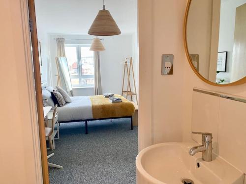 Vannas istaba naktsmītnē Cosy Egyptian Inspired Apartment Northampton