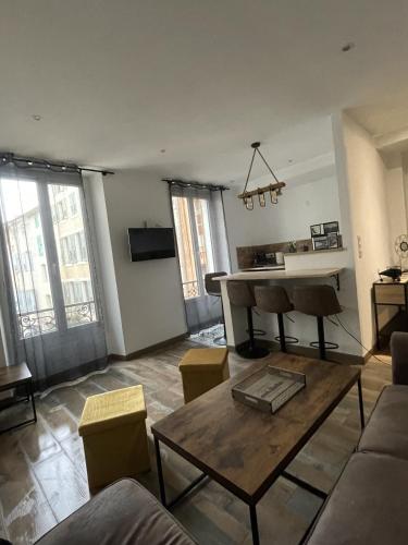 un salon avec une table et un piano dans l'établissement BABILOC Industriel Appartement, à Riez