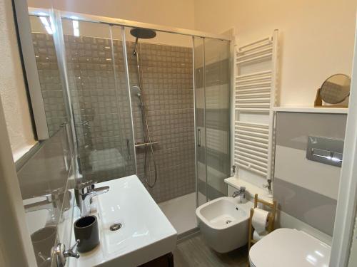 W łazience znajduje się prysznic, umywalka i toaleta. w obiekcie Iola Rooms - Q9416 w Cagliari