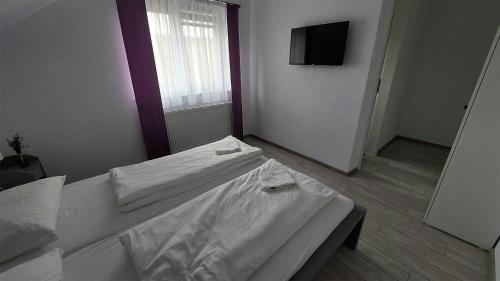 a white bed in a room with a window at Casa Lucas in Bradu