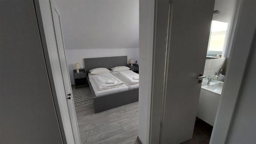 a small bedroom with a bed and a bathroom at Casa Lucas in Bradu