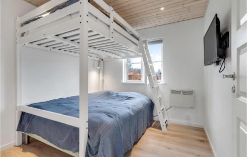 um quarto com um beliche branco e uma televisão em 4 Bedroom Gorgeous Home In Hadsund em Hadsund