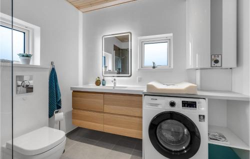 uma casa de banho branca com uma máquina de lavar roupa em 4 Bedroom Gorgeous Home In Hadsund em Hadsund