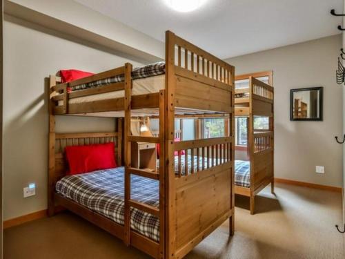 una camera con due letti a castello in una casa di Suites with Pool & Hot tubs managed by Little Sister Getaways a Canmore