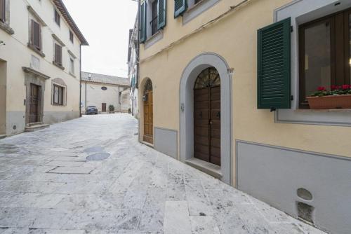 un callejón vacío con un edificio y una puerta en Il Terrazzino en Cetona