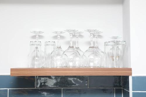 une rangée de bouteilles en verre assise sur une étagère dans l'établissement Dillon house, Ballina, à Ballina