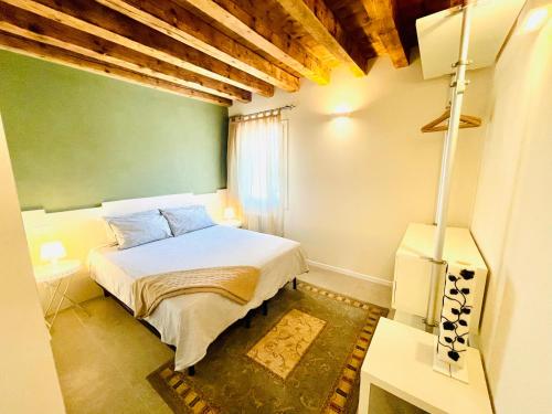 a bedroom with a bed and a green wall at Appartamento London in Casa Bortolo 1837 in Zermeghedo