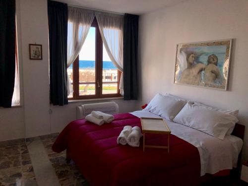 een slaapkamer met een groot bed en handdoeken bij Delos e Artemide in Siracusa