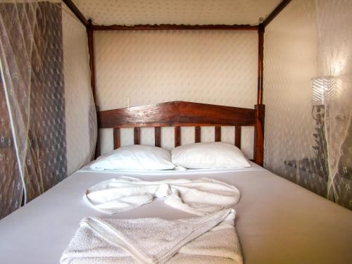 a bedroom with a bed with a towel on it at Hotel Restaurante Spa La Barca de Oro in Las Peñitas