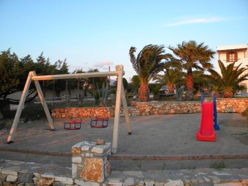 Ο χώρος παιχνιδιού για παιδιά στο Villa Faros Luxury Apartments & Suites