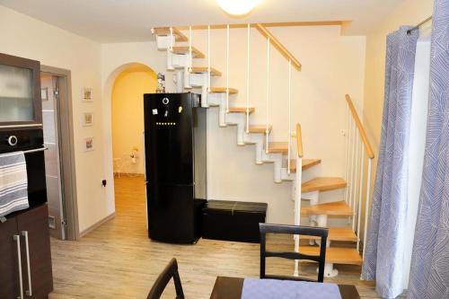 una sala de estar con una escalera de caracol en una casa en Dovč Family Vacation House en Brežice