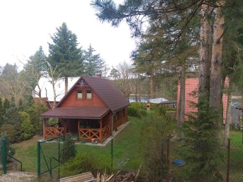 a log cabin in the middle of a yard at Wilkaski zakątek in Giżycko