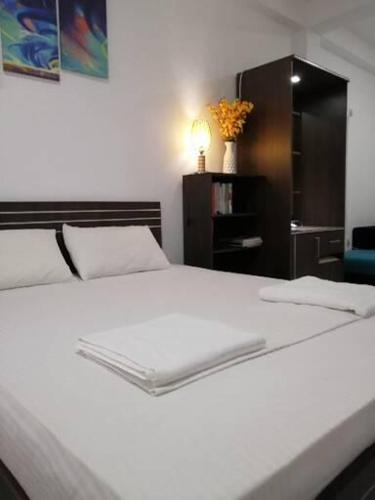 Una cama o camas en una habitación de Ibis