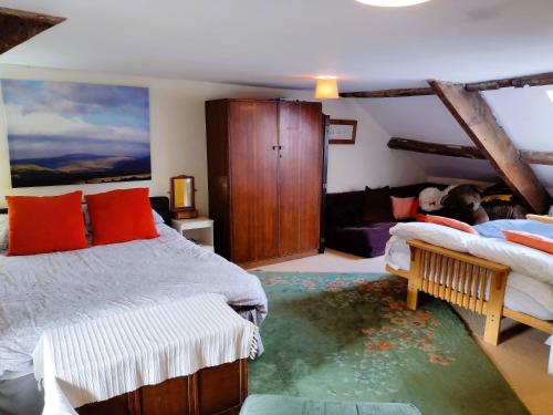 Un dormitorio con dos camas con almohadas rojas. en Black Dog House, en Bishop Auckland