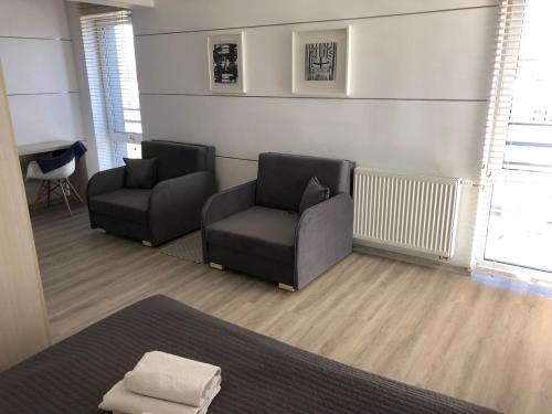 a waiting room with two chairs and a couch at Stone Villa Gdańsk Kowale in Gdańsk