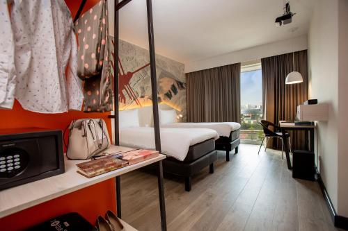 a hotel room with a bed and a desk at ibis Styles Lima Benavides Miraflores in Lima