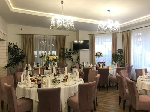 Televízia a/alebo spoločenská miestnosť v ubytovaní Hotel Sofiivka