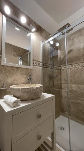 La salle de bains est pourvue d'un lavabo et d'une douche. dans l'établissement Insolite : Gîte Namaste à 500m à pied du Zoo de Beauval, à Seigy