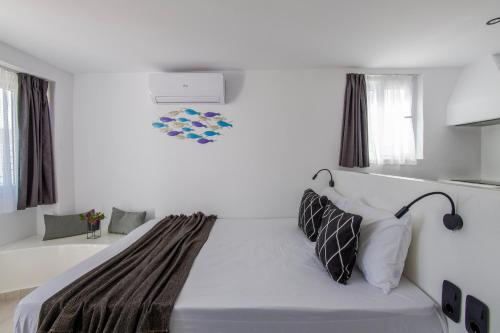 Φωτογραφία από το άλμπουμ του Irini's B & W house with jacuzzi σε Dhragoulás