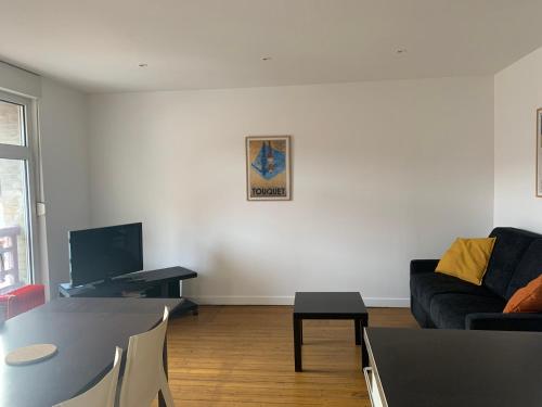 un salon avec un canapé et une table dans l'établissement Le Touquet Paris Plage - Le Vent des Anges ., à Le Touquet-Paris-Plage