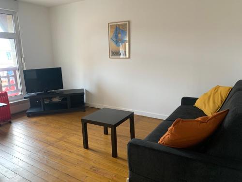 un salon avec un canapé et une table dans l'établissement Le Touquet Paris Plage - Le Vent des Anges ., à Le Touquet-Paris-Plage