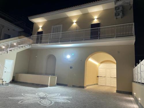 un gran edificio con una puerta grande y un balcón en Villa Rose Apartments, en Sant'Egidio del Monte Albino