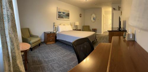 Ένα ή περισσότερα κρεβάτια σε δωμάτιο στο Vacationland Inn & Suites