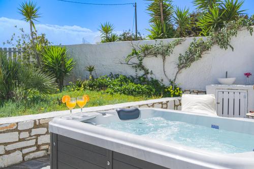 Φωτογραφία από το άλμπουμ του Irini's B & W house with jacuzzi σε Dhragoulás