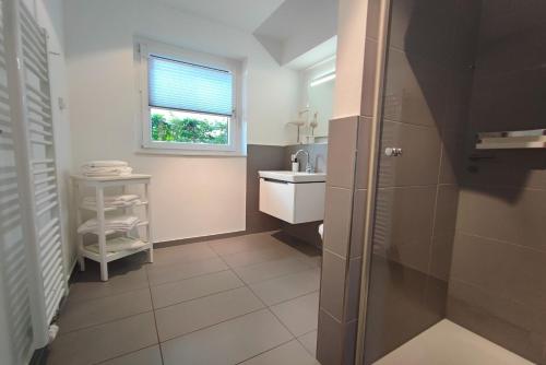 エッカーンフェルデにあるSTRANDMUSCHEL - 73512のバスルーム(シャワー、シンク、窓付)