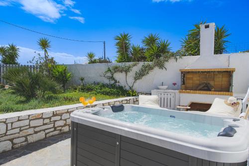 Irini's B & W house with jacuzzi