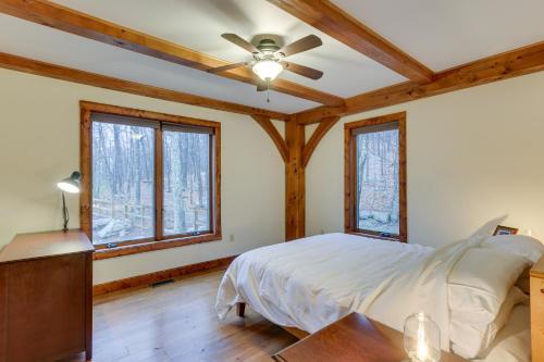um quarto com uma cama e uma ventoinha de tecto em Spacious Virginia Vacation Rental with Yard and Sauna em Purcellville
