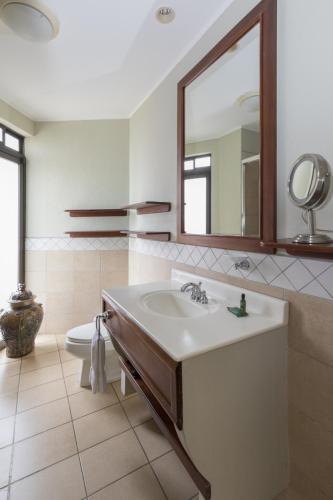 Un baño de Bougainvillea 5306 Luxury Apartment - Reserva Conchal
