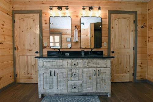 baño con lavabo y 2 espejos en Fox Den - Amazing cabin, view, hot tub and more!, en Blue Ridge