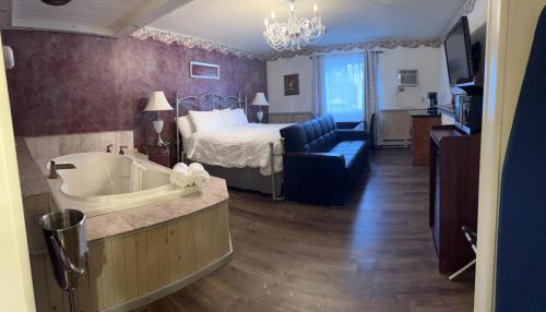 Ένα ή περισσότερα κρεβάτια σε δωμάτιο στο Vacationland Inn & Suites