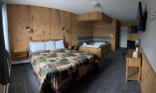 Ένα ή περισσότερα κρεβάτια σε δωμάτιο στο Vacationland Inn & Suites