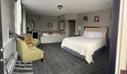 Ένα ή περισσότερα κρεβάτια σε δωμάτιο στο Vacationland Inn & Suites