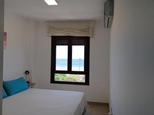 グラン・タラハルにあるThe Apartmentのベッドルーム1室(ベッド1台、海の景色を望む窓付)が備わります。