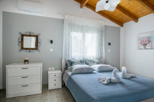 um quarto com uma cama, uma cómoda e um espelho em CASA DI'ELEN em Faliraki