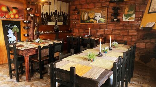 uma sala de jantar com uma mesa e cadeiras com velas em Finca Renacer em Tibaná