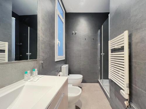 バルセロナにあるStay U-nique Apartments Fontanellaのバスルーム(白いトイレ、シンク付)