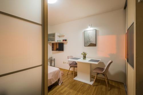Habitación pequeña con escritorio y cama en Paeninsula Studio Apartment, en Vranjic