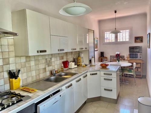 Kuchyň nebo kuchyňský kout v ubytování BASTIDE d'Azur 160m2 - Double Terrasse vue Cap Canaille