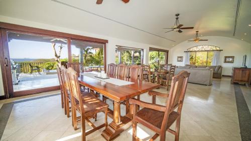 comedor con mesa de madera y sillas en Villa Zindagi Luxury Villa Private Pool - Reserva Conchal en Brasilito