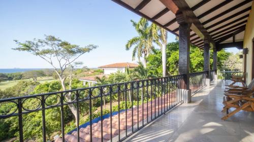 un balcón de una casa con vistas al océano en Villa Zindagi Luxury Villa Private Pool - Reserva Conchal en Brasilito